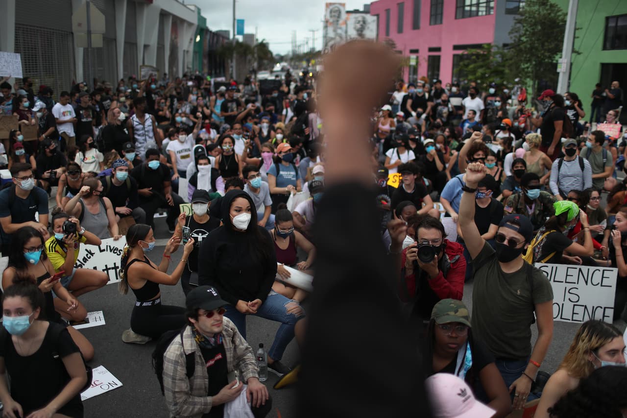 En ciertos momentos de la protesta del martes por la muerte de George Floyd, los manifestantes llevaron su rodilla al piso y bajaron sus pancartas.
