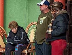 Escondidos en sus viviendas, los vecinos atemorizados evadían a los periodistas. La zona residencial donde ocurrió el homicidio múltiple, Horizontes del Sur, está ubicada a menos de 2 km de donde ocurrió otra masacre en enero pasado, en la que murieron 16 jóvenes por un comando armado que también irrumpió a balazos en una fiesta.