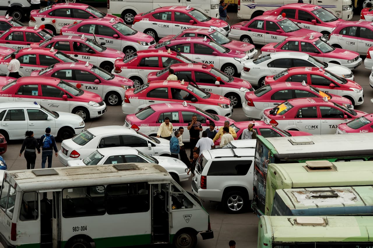 Además del Zócalo, otros lugares se vieron afectados por los bloqueos como los accesos a la Terminal 1 del aeropuerto, la céntrica avenida Reforma o las principales entradas a la capital.