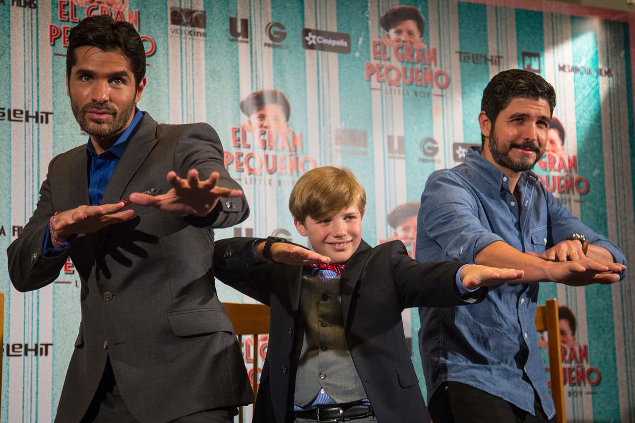 Es socio y amigo de Eduardo Verástegui, con quien hizo ambos proyectos.