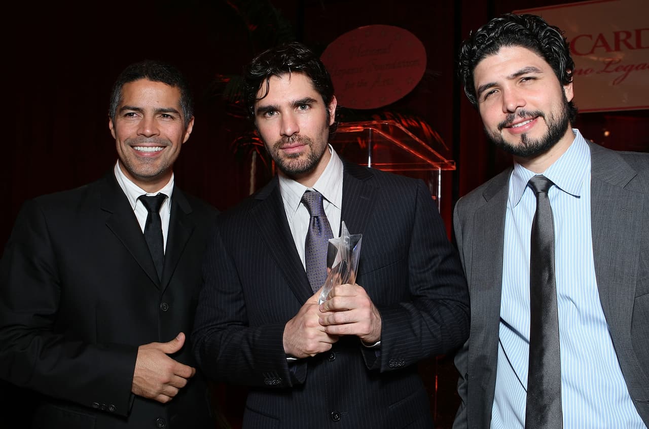 "Con el corazón lleno de dolor y tristeza, pido sus oraciones para mi amigo y compadre Alejandro Gomez Monteverde y para toda su familia", anotó el actor.