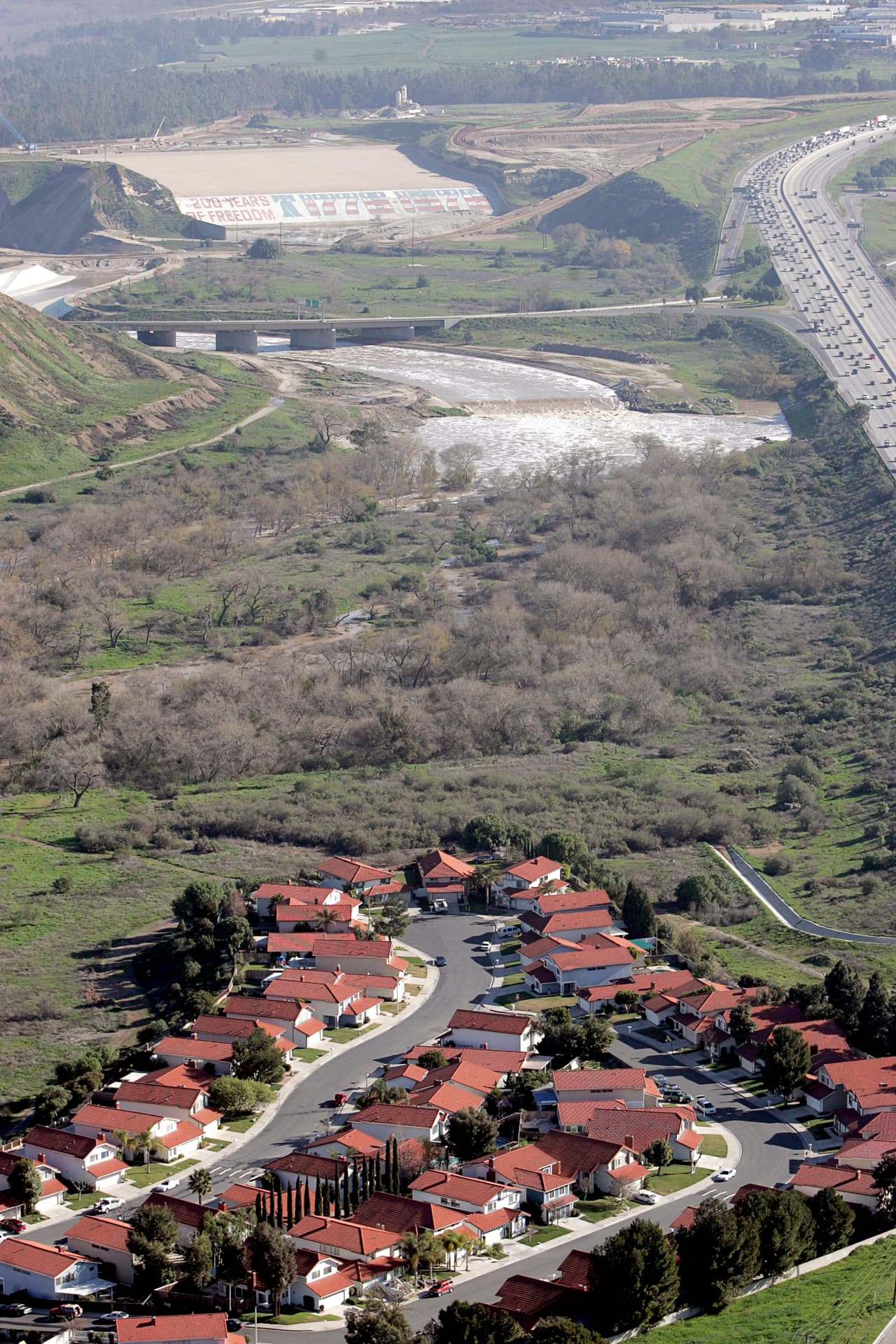 Doherty también afirmó que la presa funcionó correctamente durante el invierno 2018-2019 y en lo que va de la primavera primavera, "cuando vimos mucha más agua de la que hemos visto en mucho, mucho tiempo".