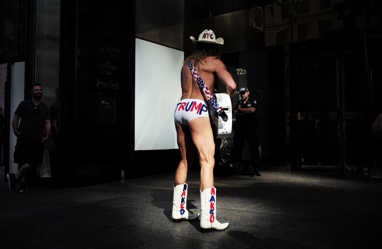 En un momento pareció que Robert John Burck, quien interpreta al Vaquero desnudo, sólo tenía a un oficial del NYPD y a un ciudadano como audiencia.