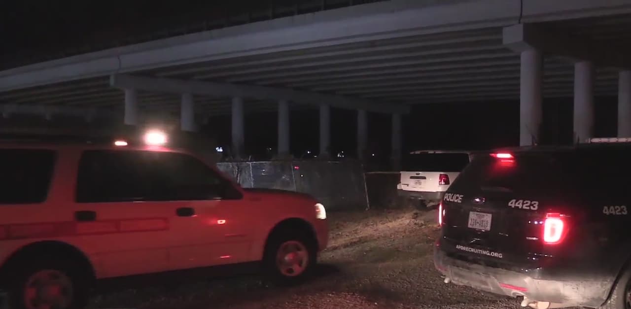 Camioneta de carga cae 30 pies desde un puente congelado en Austin 