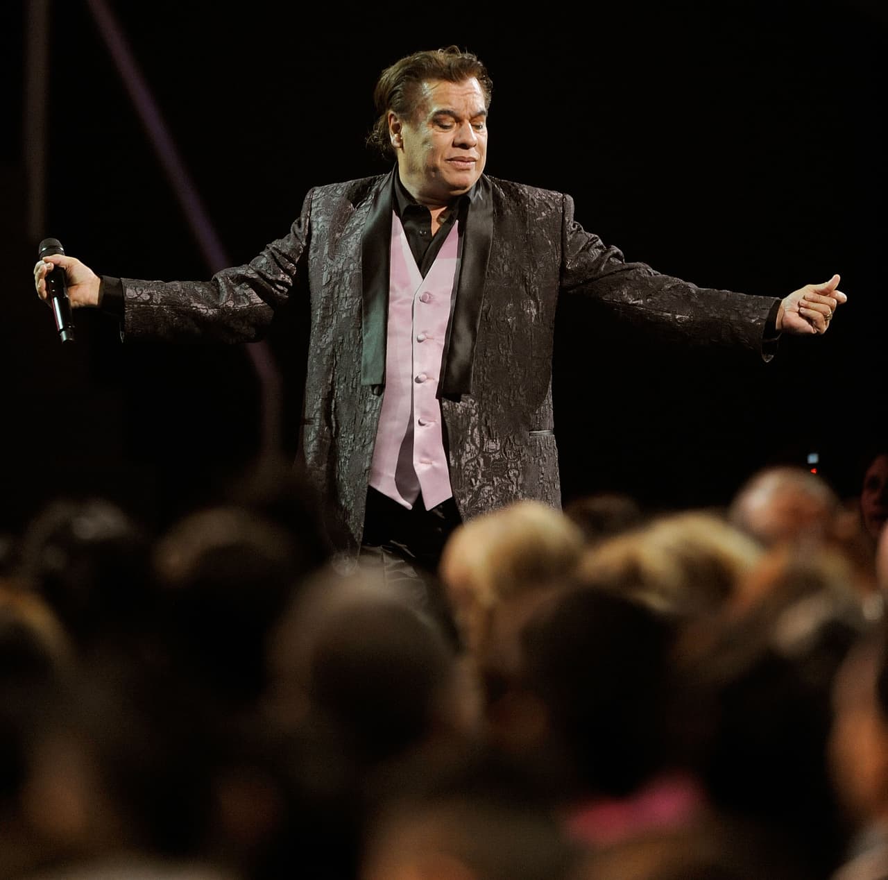 Esa noche, Juan Gabriel también se entregó en cuerpo y alma al escenario.