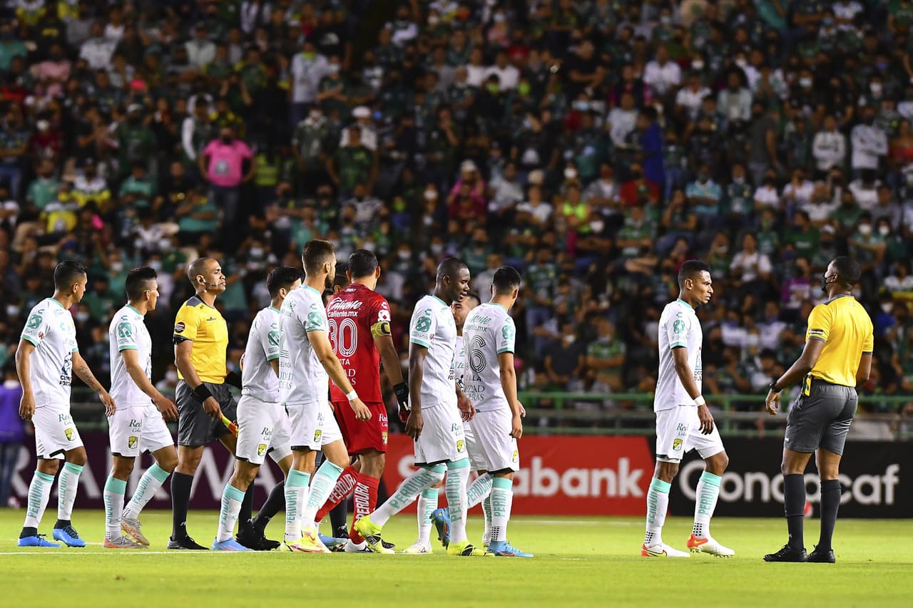 Al 64', el árbitro detenía las acciones para ejecutar el protocolo antidiscrminatorio de la FIFA ante la presencia del 'grito prohibido' en las gradas del Estadio León.