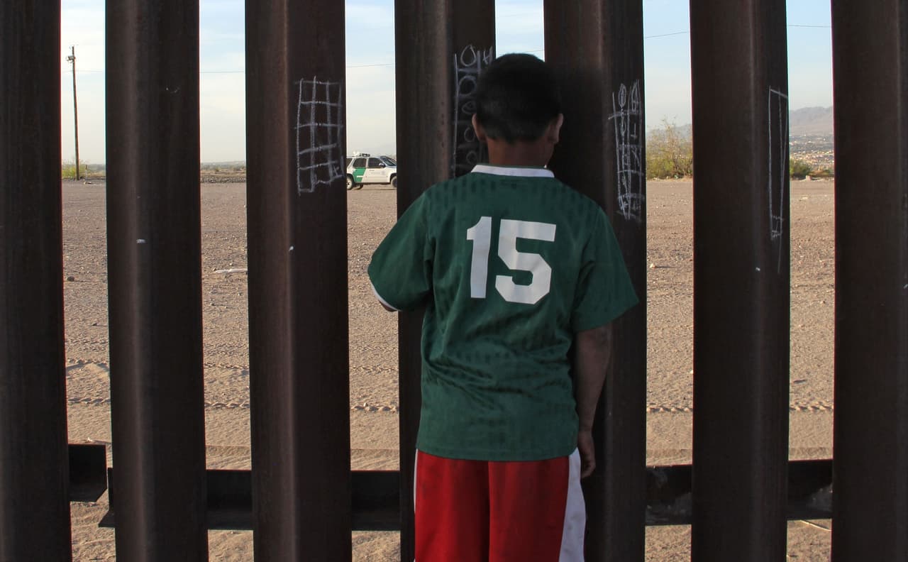 Las escuelas públicas 
<b>NO</b> pueden:
<br>
<br>
<b>1.-</b> Negarle la matrícula a un estudiante basándose en su situación legal y/o inmigratoria, ya sea a principios del curso o durante el año escolar.