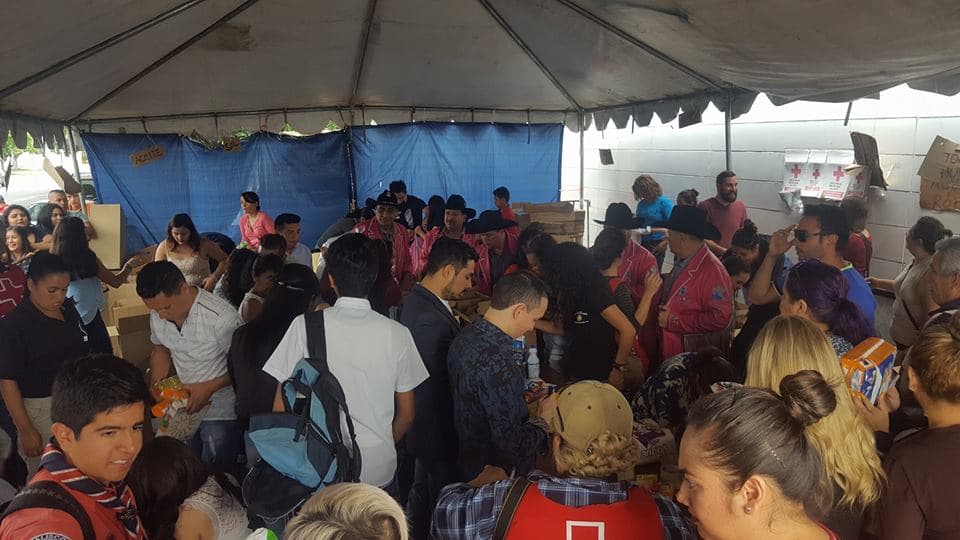 Además de llevar algo de ayuda a la gente de México, los músicos también sirvieron de voluntarios y estuvieron varias horas recopilando los víveres que la gente llevaba al centro de acopio en Guadalajara, Jalisco.