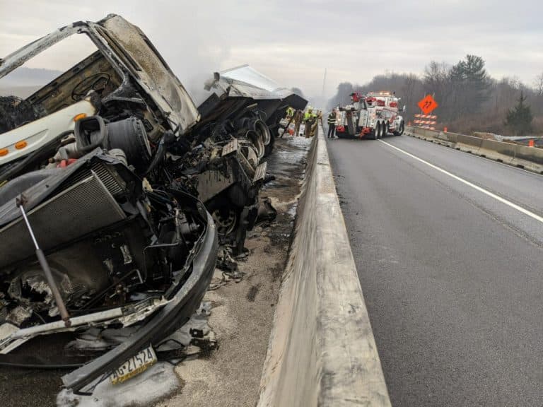 Choque y posterior incendio de un camión remolque y un carro cuasó el cierre temporal de la I-83 a la altura de la 36 en Maryland State Line y la salida 4 en Shrewsbury.