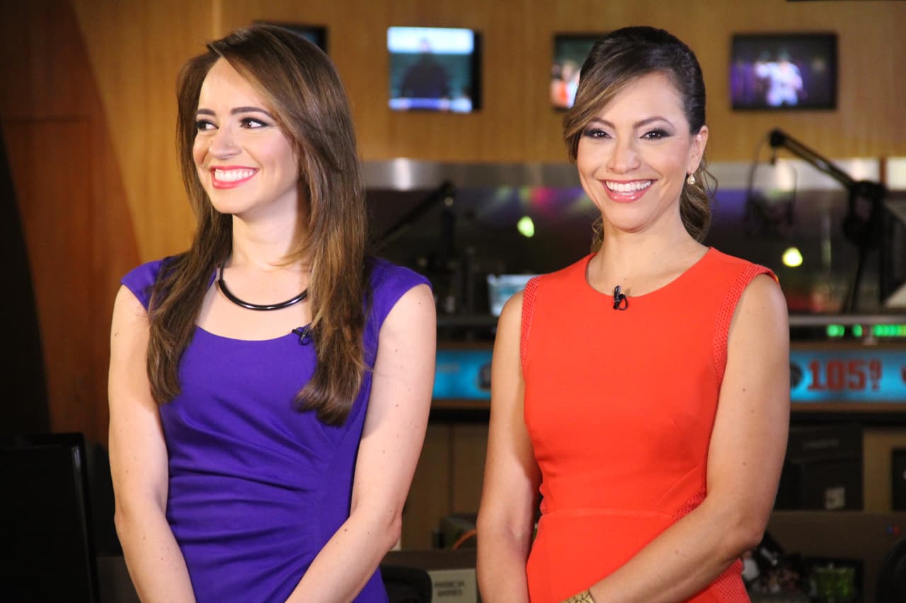 La talentosa y carismática periodista de Univisión, Satcha Pretto, visitó Phoenix para apoyar la campaña multimedia #QuieroAprender de Univisión y el XQ Institute, la cual cuyo propósito es animar a los estudiantes hispanos y a sus familias a exigir educación de excelencia en las escuelas, que prepare a los jóvenes para un futuro de éxito. Durante su visita a Phoenix, Pretto visitó los estudios de Univisión Arizona donde compartió con el equipo de noticias local, incluyendo la presentadora de noticia Heidi Renpenning.