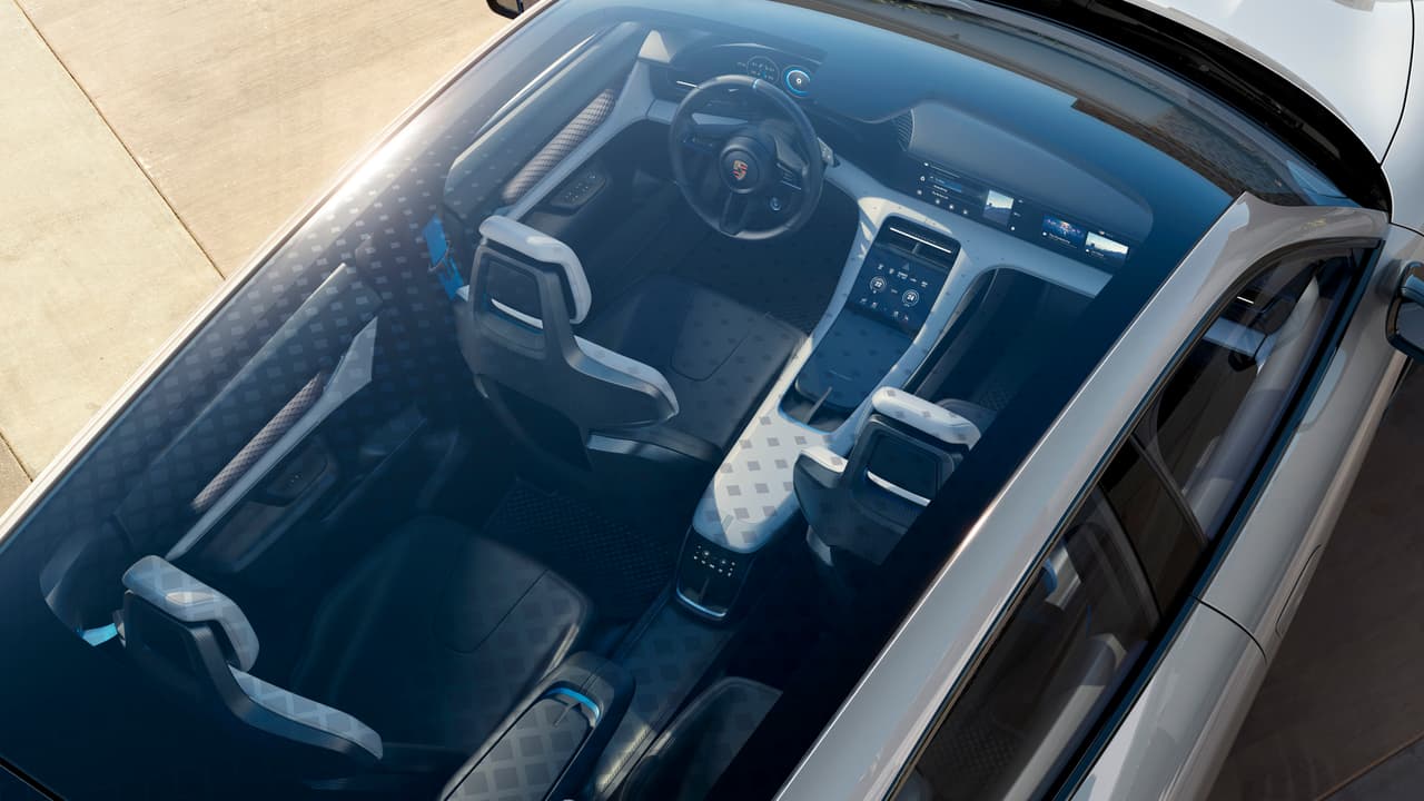 Otra caracteristica del Porsche Mission E Cross Turismo que no creemos que sobreviva en proceso de su adaptación a la producción en masa es este enorme techo de vidrio, por más atractiva que sea la idea.