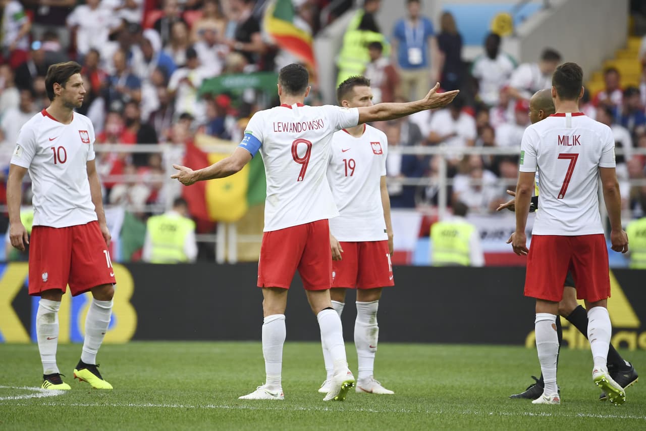 <b>POLONIA</b>
<br>De poco sirvió a los polacos clasificarse al Mundial 2018 como una de las mejores selecciones de toda Europa, con ocho victorias y un solo descalabro en las eliminatorias, si en el momento de la competencia no mostraron nivel suficiente, ni justificaron su designación como cabeza de serie.
