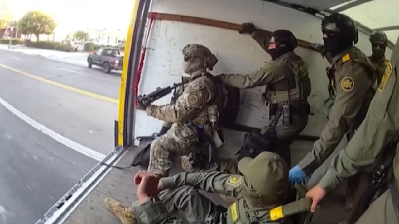 Videos muestran a agentes de inmigración usando términos racistas durante operativos en Los Ángeles