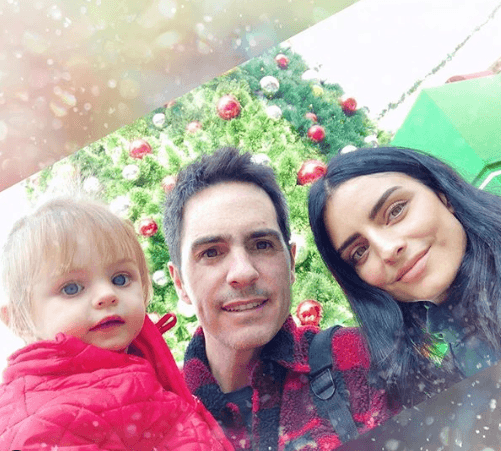 Por su parte, Aislinn Derbez también compartió algunas fotografías navideñas donde confesó que Kailani se asustó al ver a Santa Claus. “¡Ya casi es Navidad! Y alguien estaba muy emocionada de ver a Santa pero a la mera hora se asustó y ya no se le quería acercar. Creo que a todos los niños les pasa igual 😂🤷🏻♀️😍”, escribió.
<br>