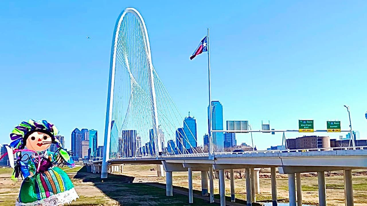 #LelePorElMundo posa para una fotografía con el puente Margaret Hunt de fondo en la ciudad de Dallas.