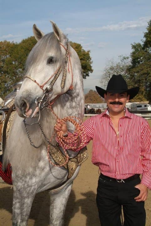 Además, uno de sus últimos temas es 'Mi caballo el Amor' en el que le canta a su 'potro'.