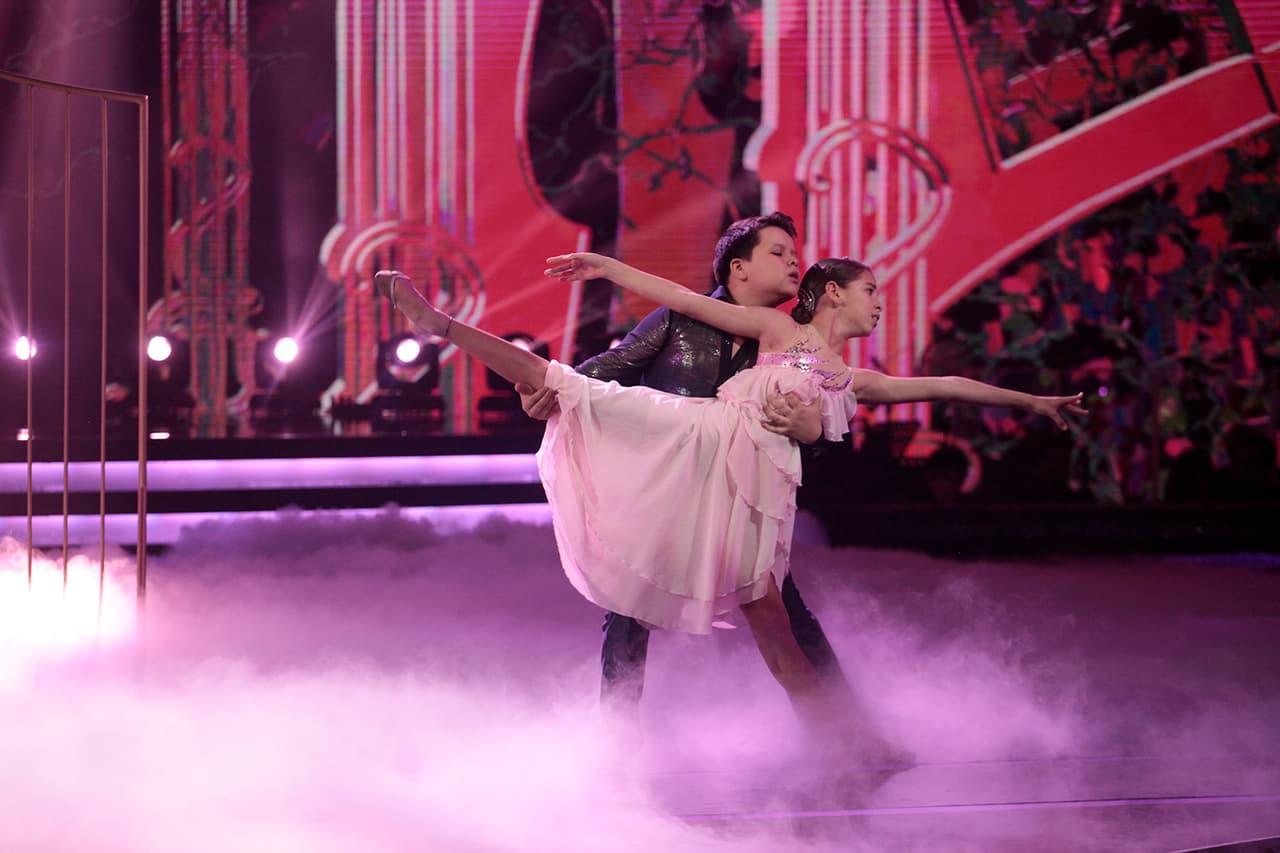 Además de lo que transmitieron, Valeria fue felicitada por su ejecución. Los jueces le pidieron a Ramón que no se distraiga con el público y siempre la mire a ella a los ojos, así tampoco perderán energía.