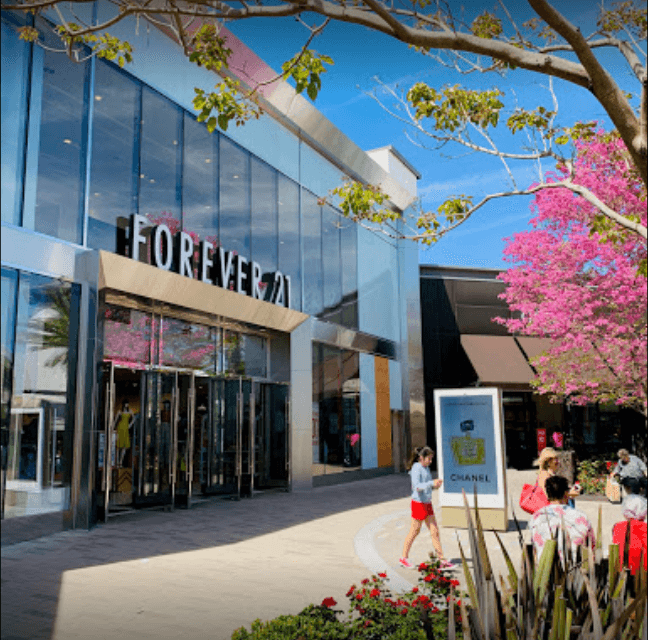 Centro Comercial University Town Center, en el número 4545 La Jolla Village Drive Suite #H10, San Diego, CA