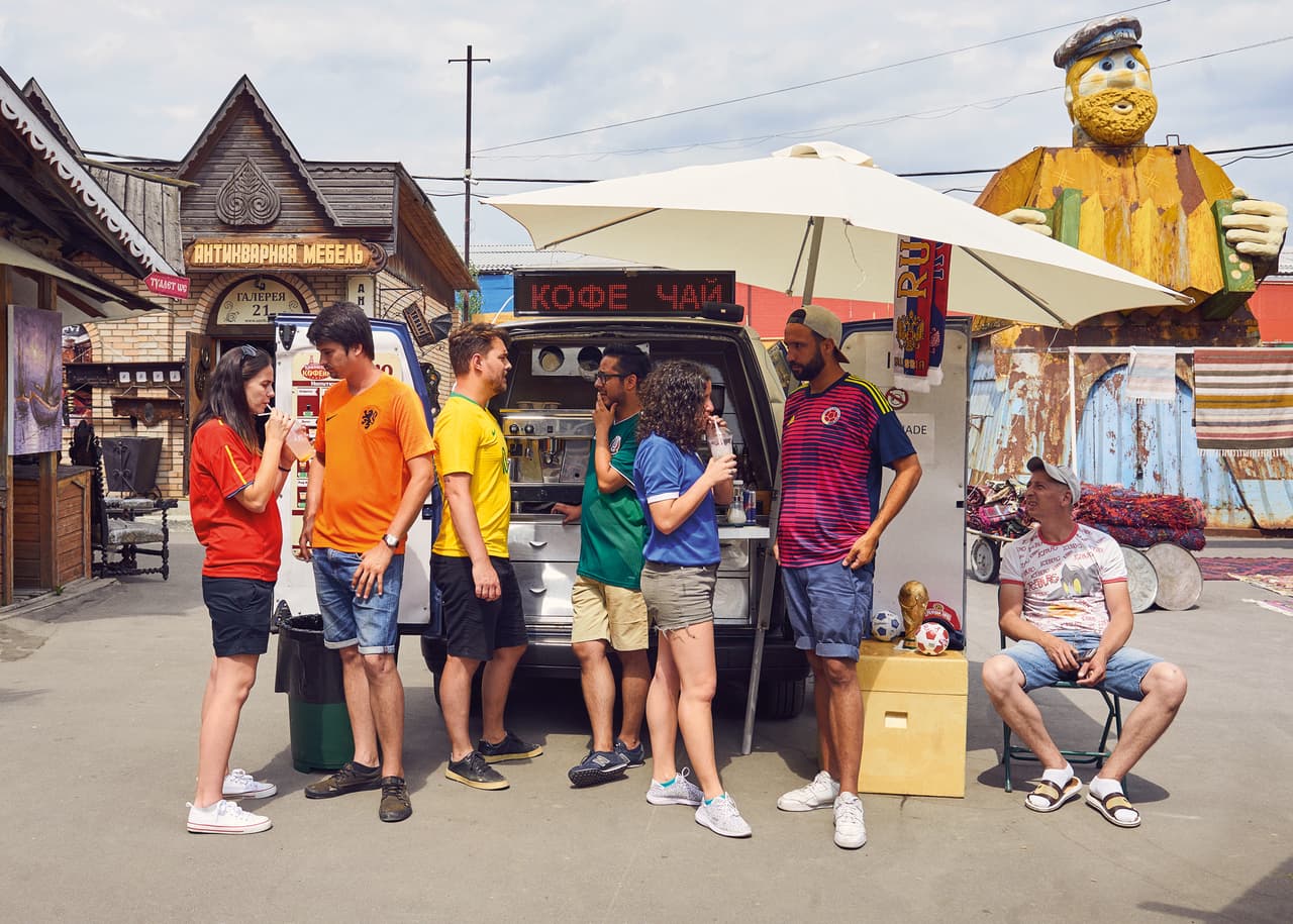 El naranja lo vestía el holandés Eric Houter, quien trabaja como agente inmoviliario: "Yo no soy gay, ni bi. Pero cuando mi hermano me llamó pidiéndome que fuera en su lugar, que era importante y que él no podía ir, lo tuve claro. Básicamente lo que me convenció fue eso, la relación de fraternidad, ya que nunca fui un activista. Luego, cuando entendí el peligro y la presión que hay allí, me reafirmé. Quería aportar. 
<b>Que se vea que los heterosexuales también podemos luchar por esto.</b> Y es que no solo defiendo los derechos de mi hermano, sino los de todo el mundo. El corazón es muy grande y debe ser libre”.