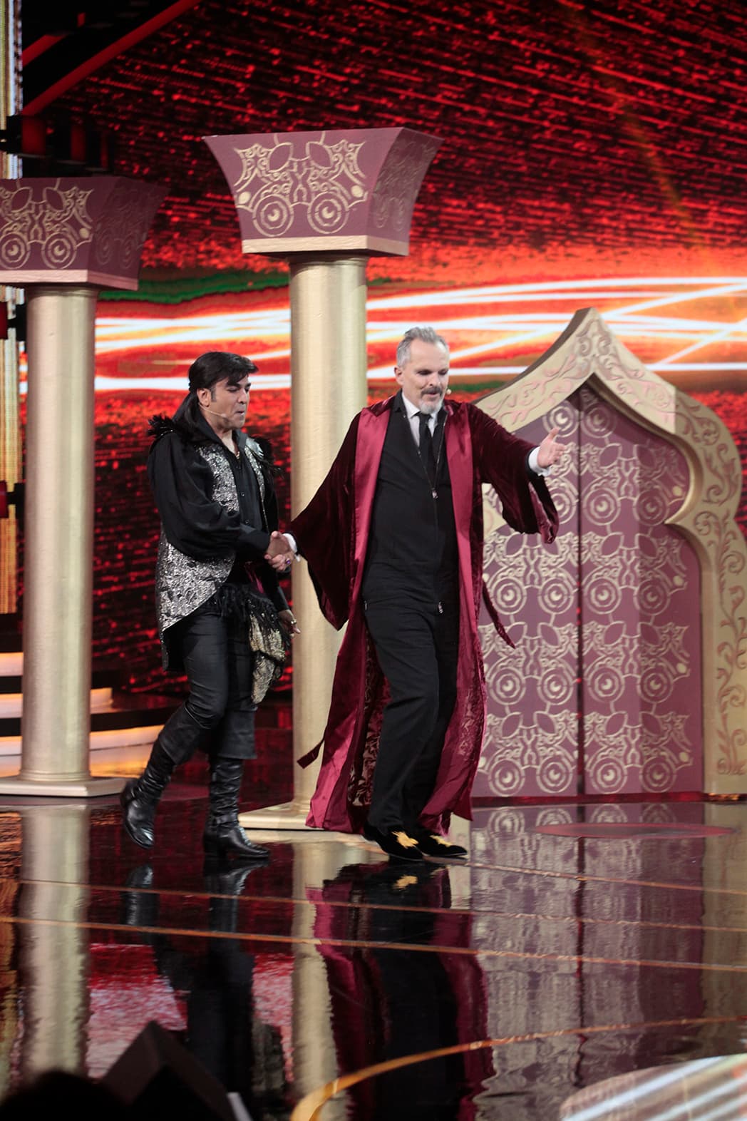 Miguel Bosé lo tomó de la mano y lo llevó de nuevo al escenario; ahí sucedió algo inesperado.