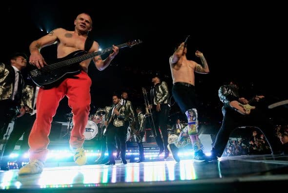 Un cuidado estilismo retro, una banda llena de energía y una particular mezcla de soul y rock sirvieron al cantante Bruno Mars para cautivar a la millonaria audiencia del Super Bowl durante el descanso de la gran cita anual del fútbol americano. Mars, de sólo 28 años y sobre quien planeaba la duda de si sería capaz de enfrentarse a un escenario de tal calibre, optó por un show directo y contundente. Tras una breve introducción a cargo de un coro de niños, un espectacular solo de batería sirvió para abrir el fuego y dar paso rápidamente al gran éxito "Locked Out of Heaven". Impecablemente vestido con una chaqueta dorada, despachó el tema junto a una banda con una amplia sección de viento que se lució en las coreografías. Sin más dilación, Mars descargó su segundo hit, "Treasure", y a continuación demostró su capacidad para fusionar el soul, el pop y el rock integrando en su espectáculo a los Red Hot Chili Peppers. La banda de Anthony Kiedis y Flea puso a saltar a todo el estadio Metlife con su clásico "Give it Away". Los rockeros californianos, a pecho descubierto como manda la tradición, solo necesitaron un par de minutos para demostrar que siguen en buena forma y ceder de nuevo el protagonismo a Mars.