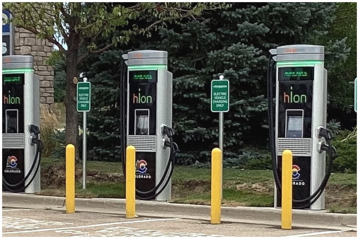 Conecta tu vehículo a la estación y disfruta de la carga gratuita con Charge Point, que es la red líder de cargas eléctricas. Necesitas buscar cuál es la más cercana a ti. Para más información puedes visitar: chargepoint.com/drivers/mobile
