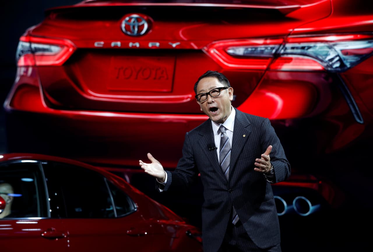 El jefe de Toyota, Akio Toyoda, respondió que, por ahora, no reducirán su producción en México. "Consideraremos nuestras opciones en la medida en que el presidente entrante adopte sus políticas", dijo el presidente ejecutivo de una de las mayores automotrices del mundo. (Foto de Getty Images)
<br>