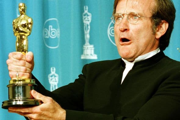 Aquí, Robin sostiene el Oscar que ganó como Mejor Actor de Reparto por su papel en "Good Will Hunting", durante la 70a Premios Anuales de la Academia 23 de marzo en Los Angeles, California.