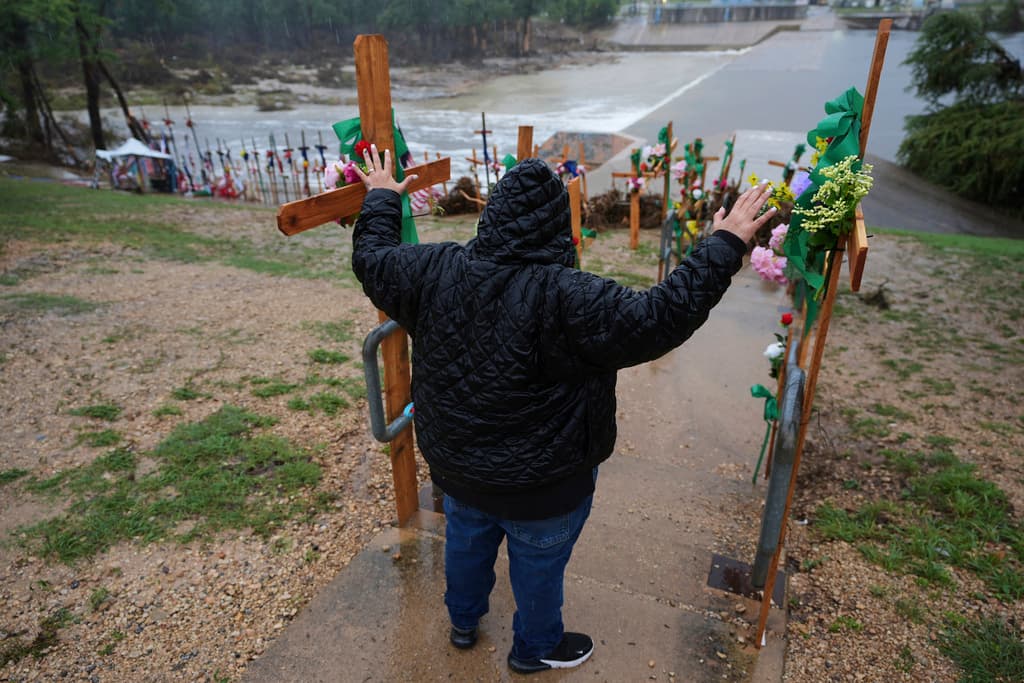 En Kerrville amaneció lloviendo este domingo 13 de julio, con la población advertida de que había que desalojar la zona, ante 
<b><a href="https://www.univision.com/local/san-antonio-kwex/vigilancia-por-inundaciones-para-el-centro-de-texas-pone-en-riesgo-las-labores-de-busqueda-en-rio-guadalupe-fotos" target="_blank">posibles inundaciones, causadas por el río Guadalupe</a></b>. Irene Valdez no salió sin antes elevar 
<b>una oración</b> para que las aguas no provoquen más daños, ni siquiera al
<b> tributo improvisado en memoria de las víctimas de las inundaciones del 4 de julio</b>.