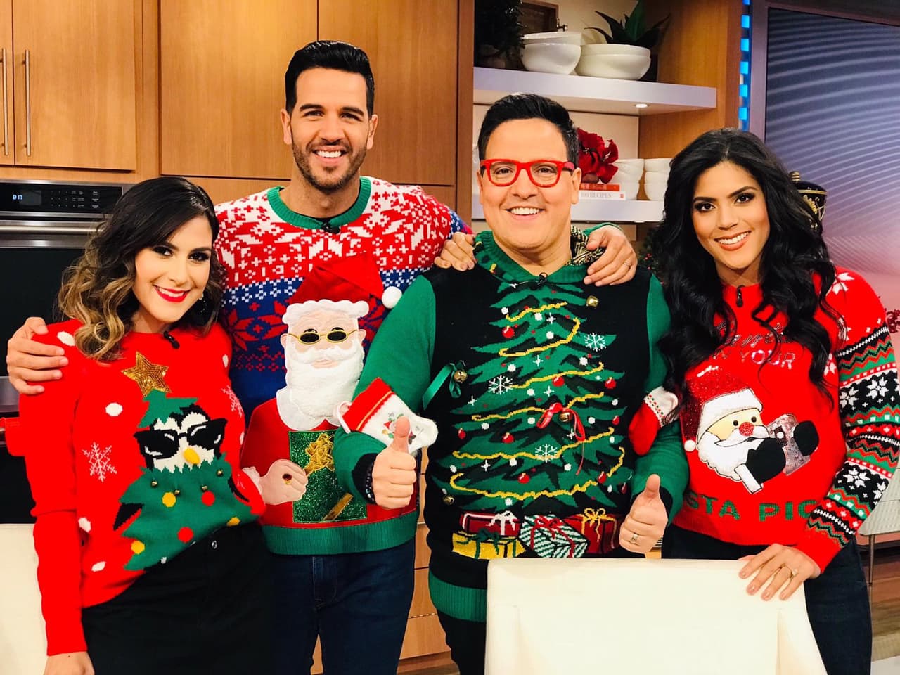 Jessi, Yisus, Raúl y Francisca sacaron del clóset los más divertidos suéteres navideños.