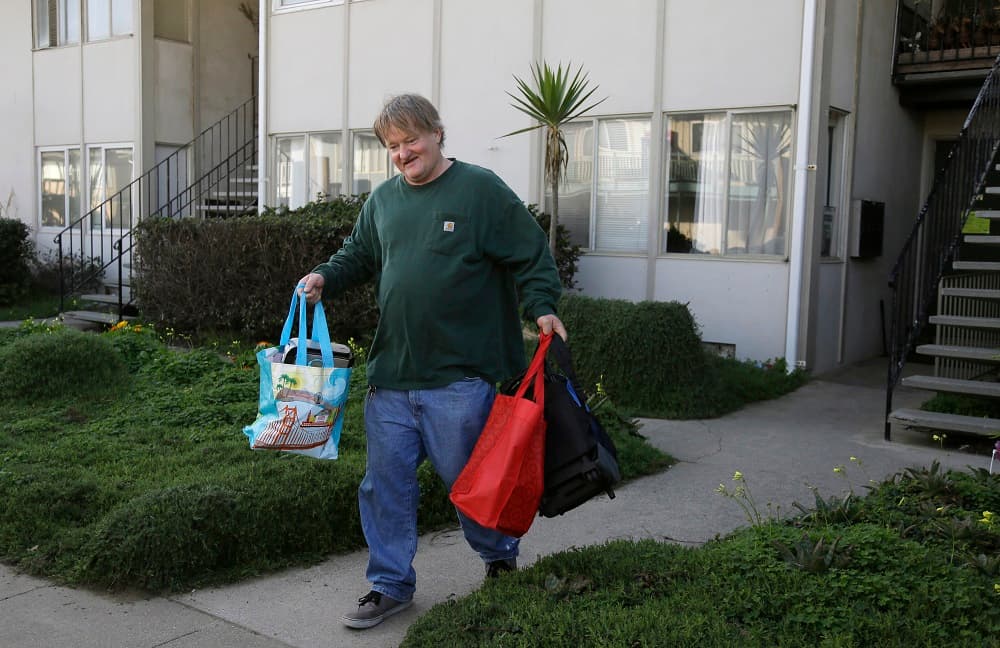 Un ciudadano es obligado a abandonar su hogar en la zona afectada por El Niño.