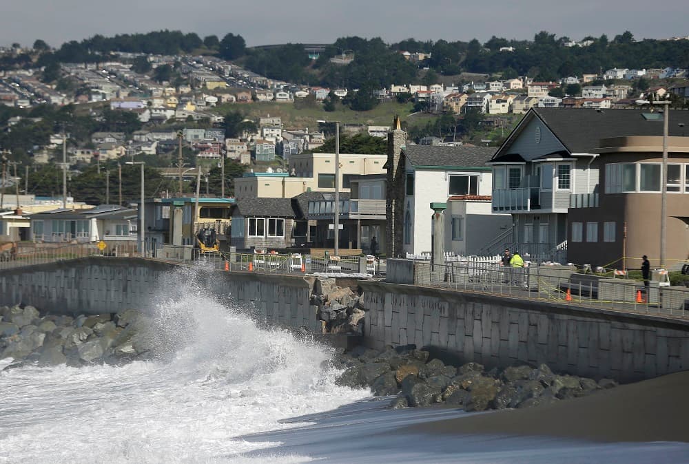 La fuerza del mar ha deteriorado también el malecón en la ciudad de Pacifica (California)