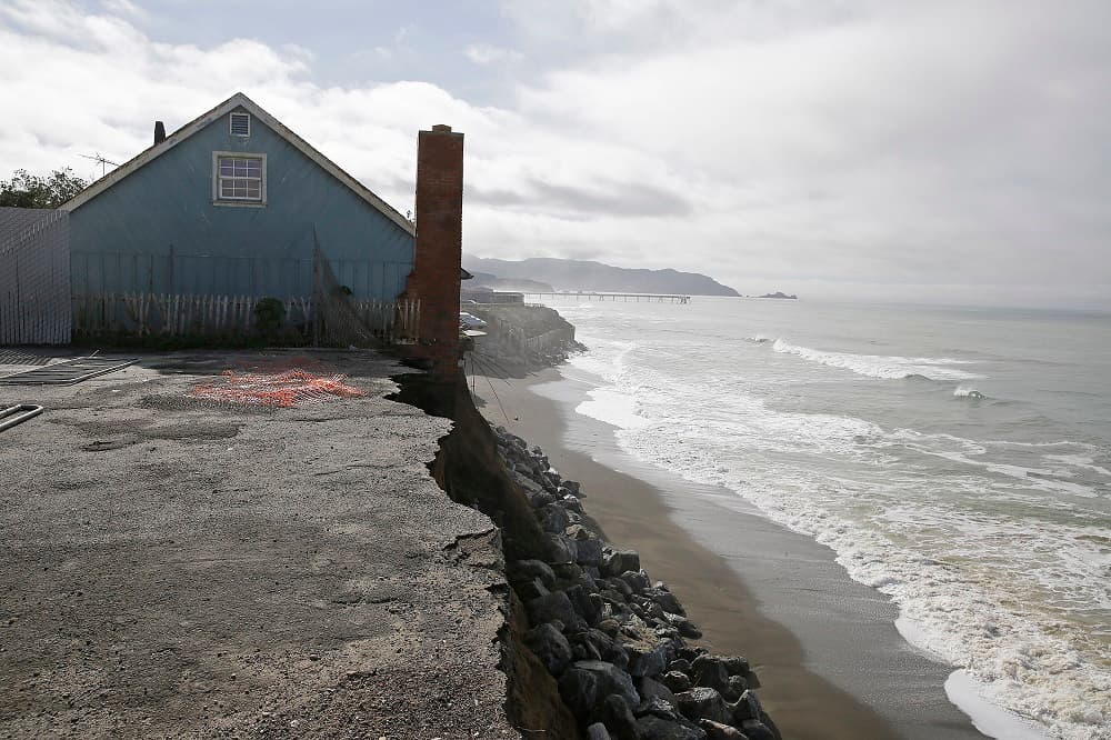 Una casa justo en el borde del precipicio en Pacifica (California).