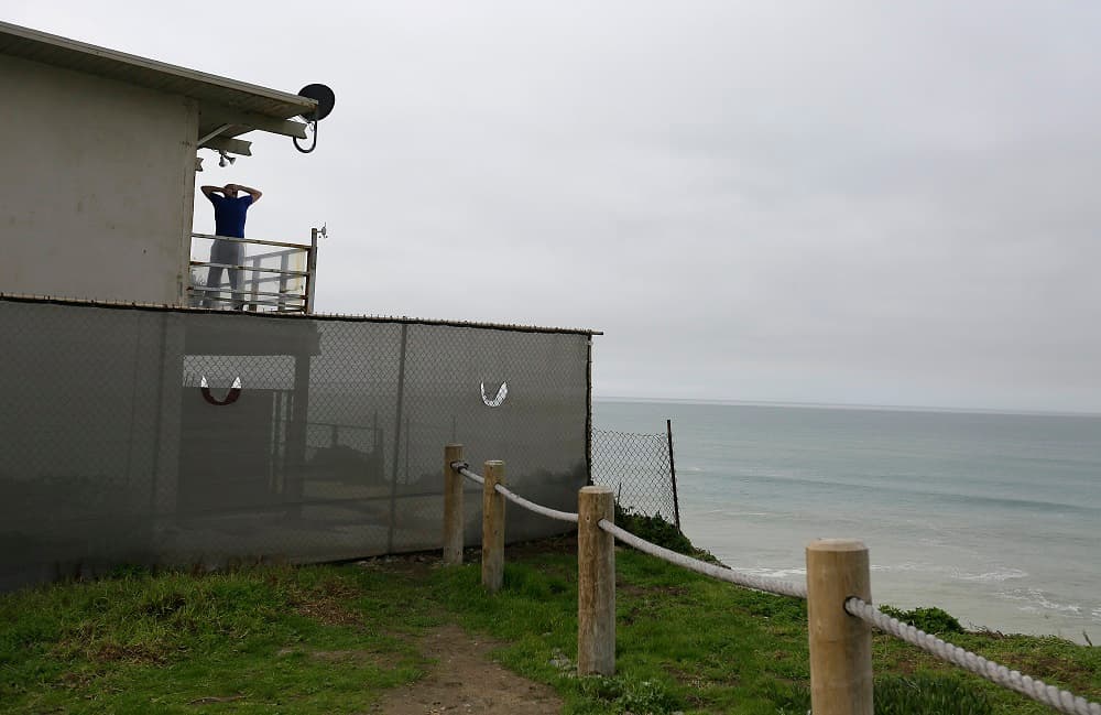 Un hombre observa desde su casa la cercanía del barranco creado por los efectos de El Niño.