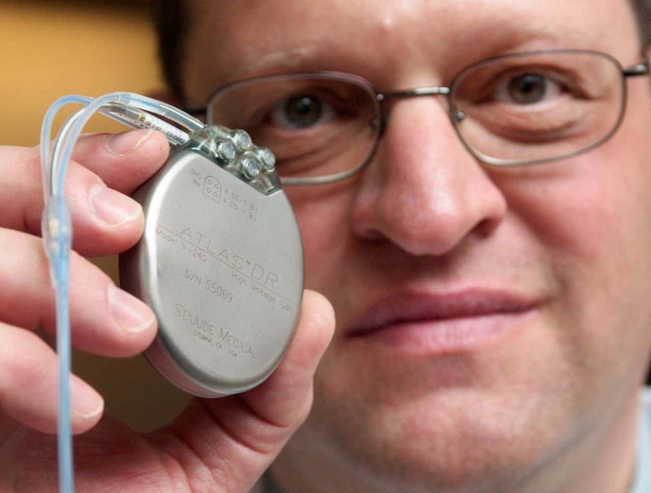 Se les preguntó si habían recibido la opción de colocarse un dispositivo debajo de la piel que sirve para monitorear el riesgo cardiaco y regularlo, conocido como desfibrilador 
<a href="http://es.heart.org/dheart/HEARTORG/Conditions/What-is-an-Implantable-Cardioverter-Defibrillator-ICD_UCM_430941_Article.jsp#.WR85Kmg182w"><b>cardioversor implantable (DCI).</b></a>