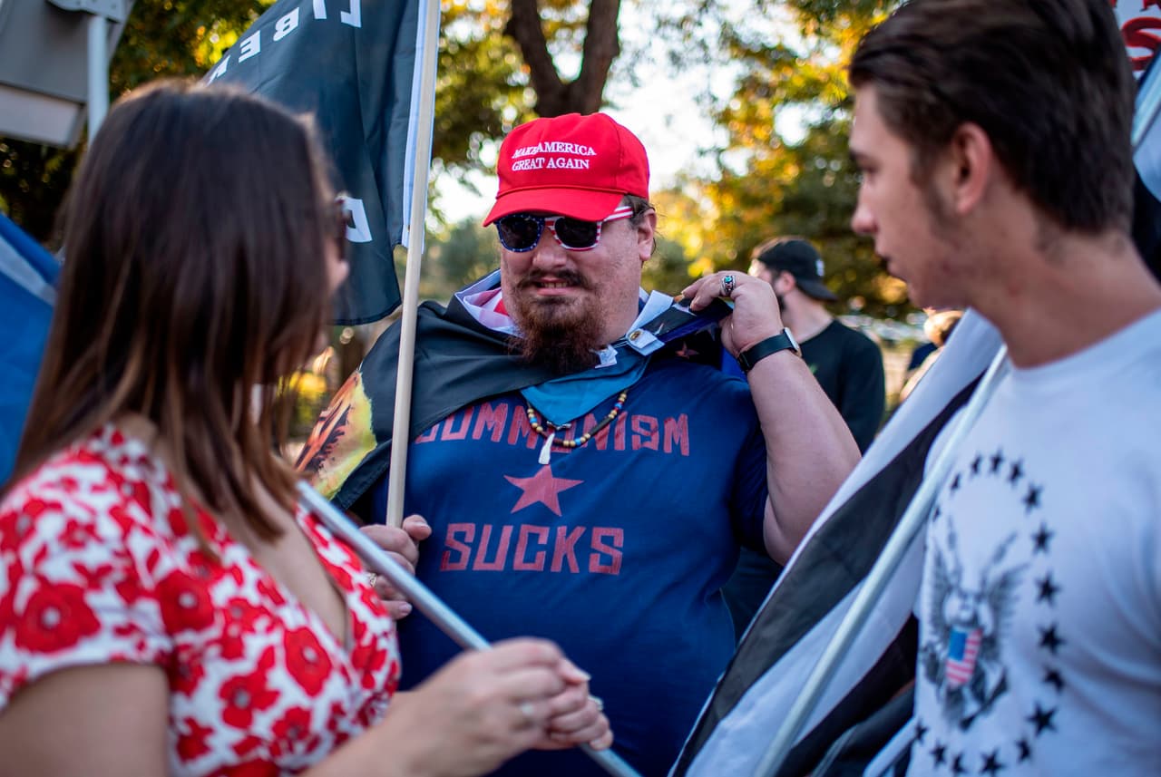 Simpatizantes de Trump durante una de las protestas convocadas este fin de semana, donde no se registraron mayores incidentes de momento. El hombre muestra una camiseta que dice: "El comunismo apesta" en Austin, Texas.
