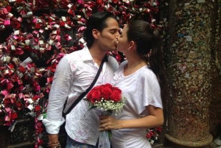 La conductora de 31 años es una mujer empoderada que vive plenamente cada etapa a lado de sus hijos y su amado compañero. Esta aventura en Bahamas quedará en su memoria como el día en que se comprometieron en Italia.
<br>