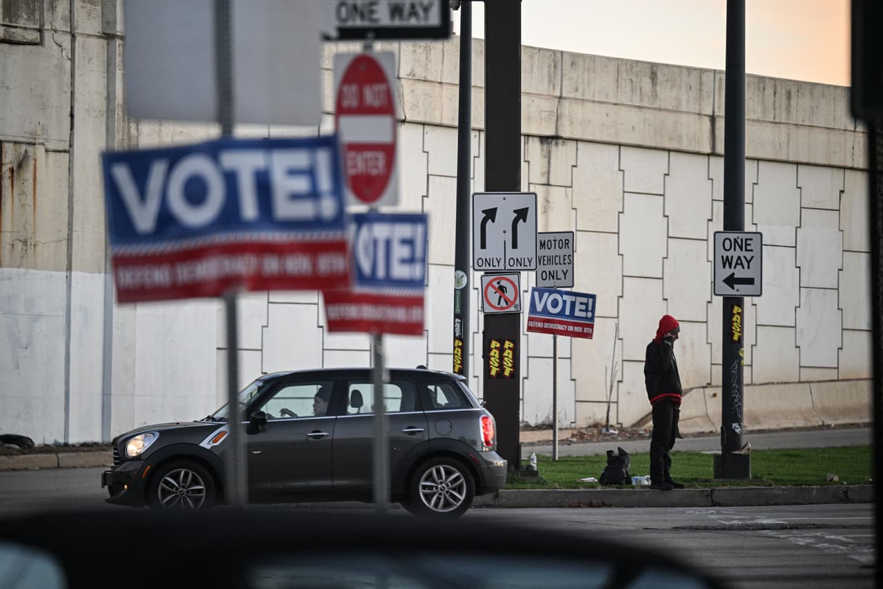 Los letreros de votación se muestran en una intersección en Filadelfia.