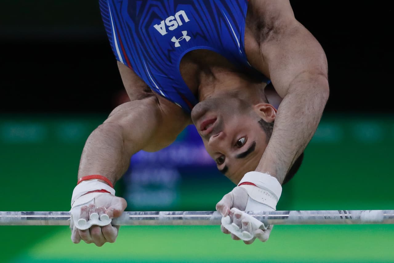 Leyva en la final de la barra fija.
