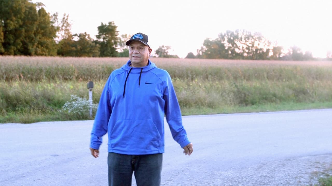 En el camino entre Green Bay y Madison, la capital de Wisconsin. Él no tiene vivienda ni carro, pero un amigo le presta uno para trasladarse al trabajo y un sobrino con serios problemas de alcohol le dio posada temporalmente.