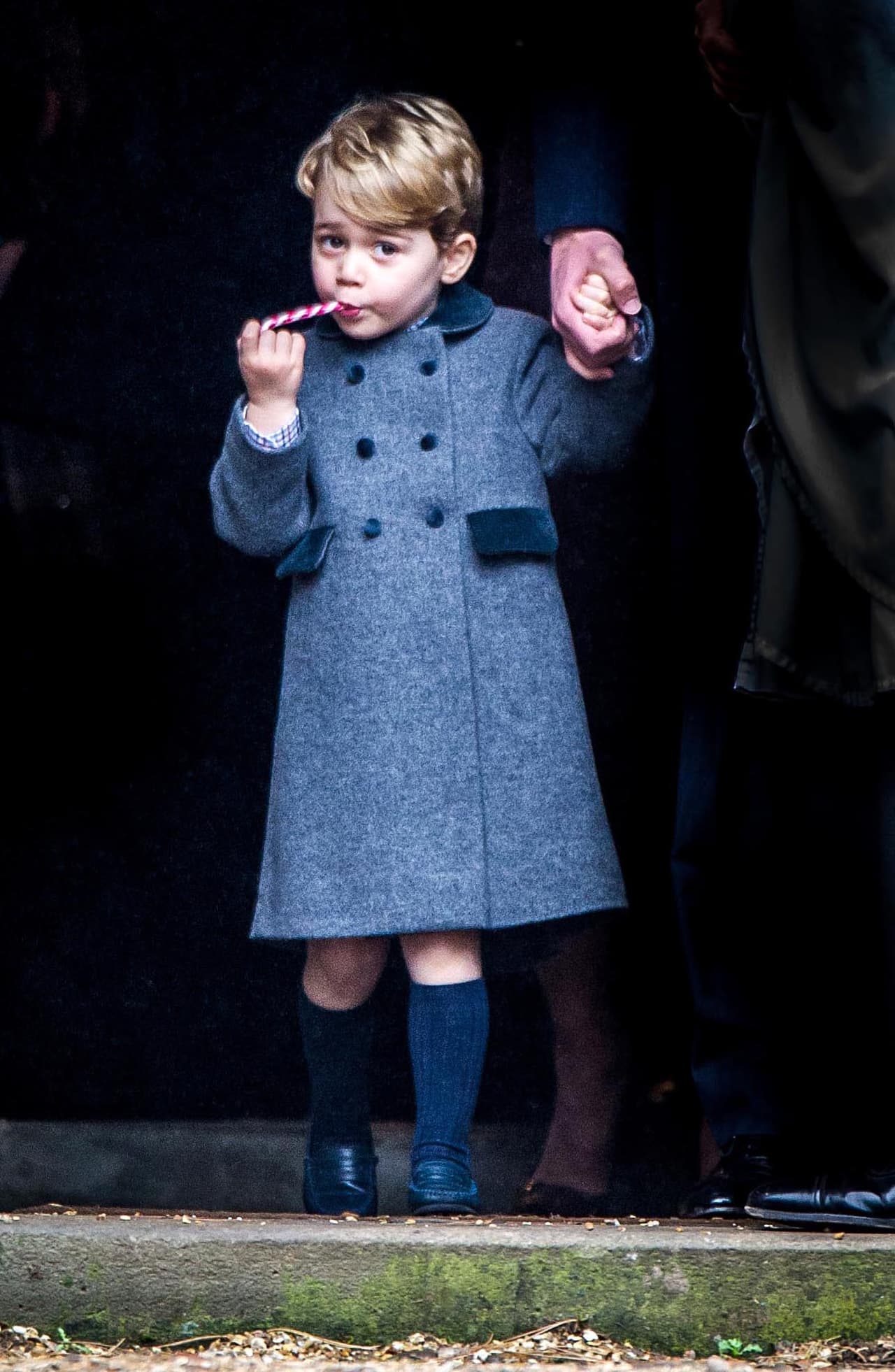 Aunque sus padres aún no son los reyes británicos, algún día este adorable pequeñito podría ocupar el trono de Inglaterra.