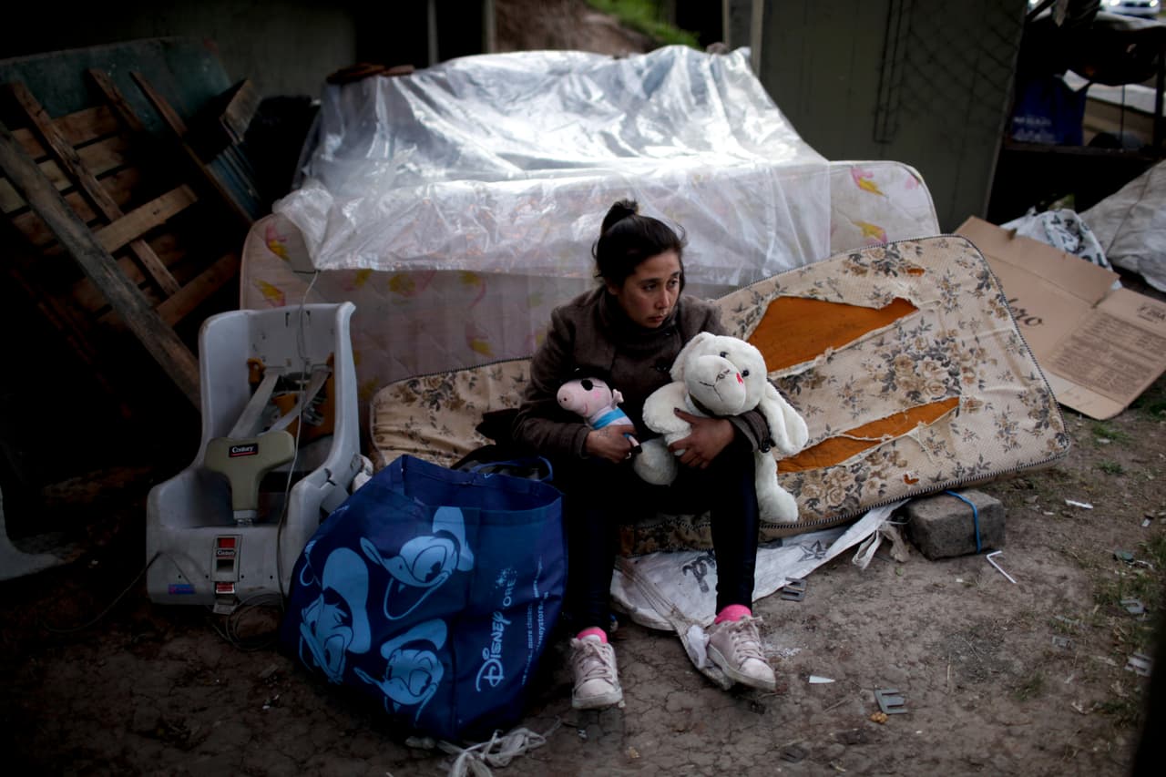 <b>Macarena Contreras</b>, una indigente que perdió su trabajo como niñera hace dos años, sacó de la basura dos animales de peluche. Se los va a dar a sus tres hijos, de tres a ocho años, que viven con su madre. Esta madre soltera de 31 años dice que no ha podido encontrar trabajo como niñera porque la gente ya no tiene dinero para ese gasto. Terminó durmiendo debajo de un puente tras romper con su pareja y quedarse sin ingresos. “Nos estamos haciendo la guerra entre argentinos”, afirma. Dice que no hay solidaridad con personas como ella y que impera una paranoia que hace que los pobres sean considerados ladrones. “La calle es un rato nomás, no es para vivir, no es vida para nadie la calle”.