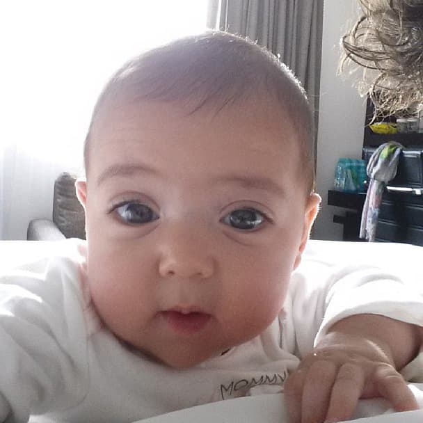 Mira más fotos de la encantadora familia de la actriz, con "Mini Jacky" de bebé.