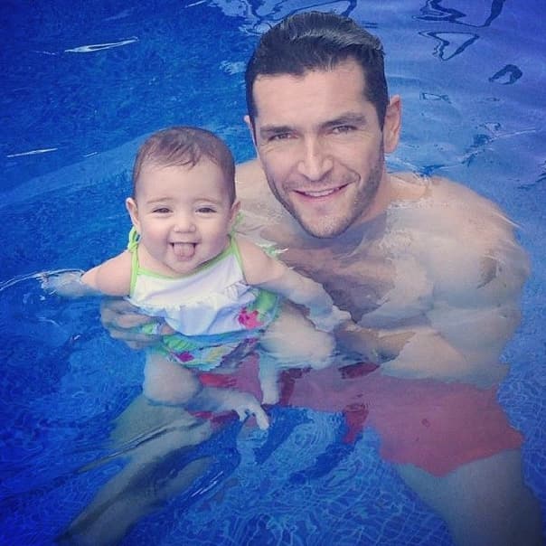 Mira más fotos de la encantadora familia de la actriz, con "Mini Jacky" de bebé.
