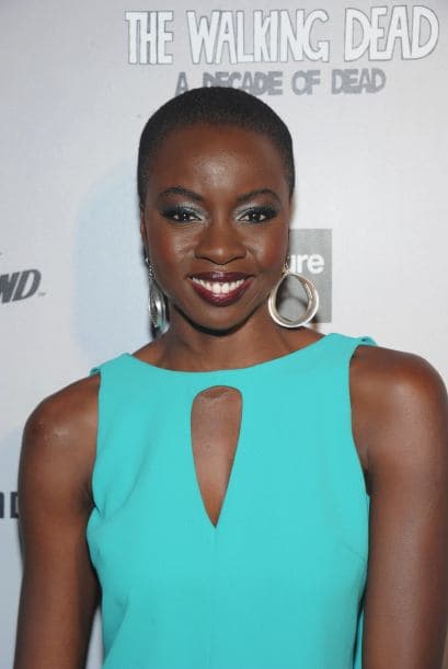 En un evento de "The Walking Dead", radiante en azul. Mira aquí los videos más chismosos.