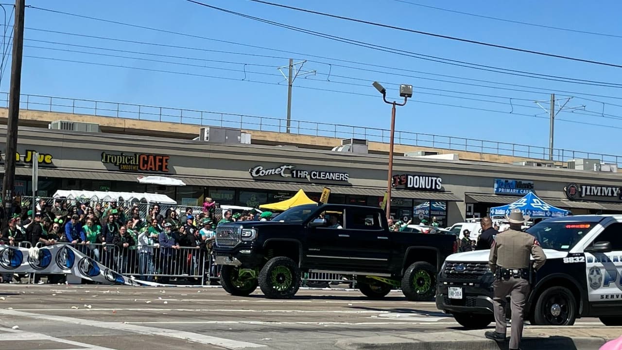 Los autos exóticos como
<b>esta camioneta captaron la atención del público </b>por sus enormes llantas y gran tamaño.