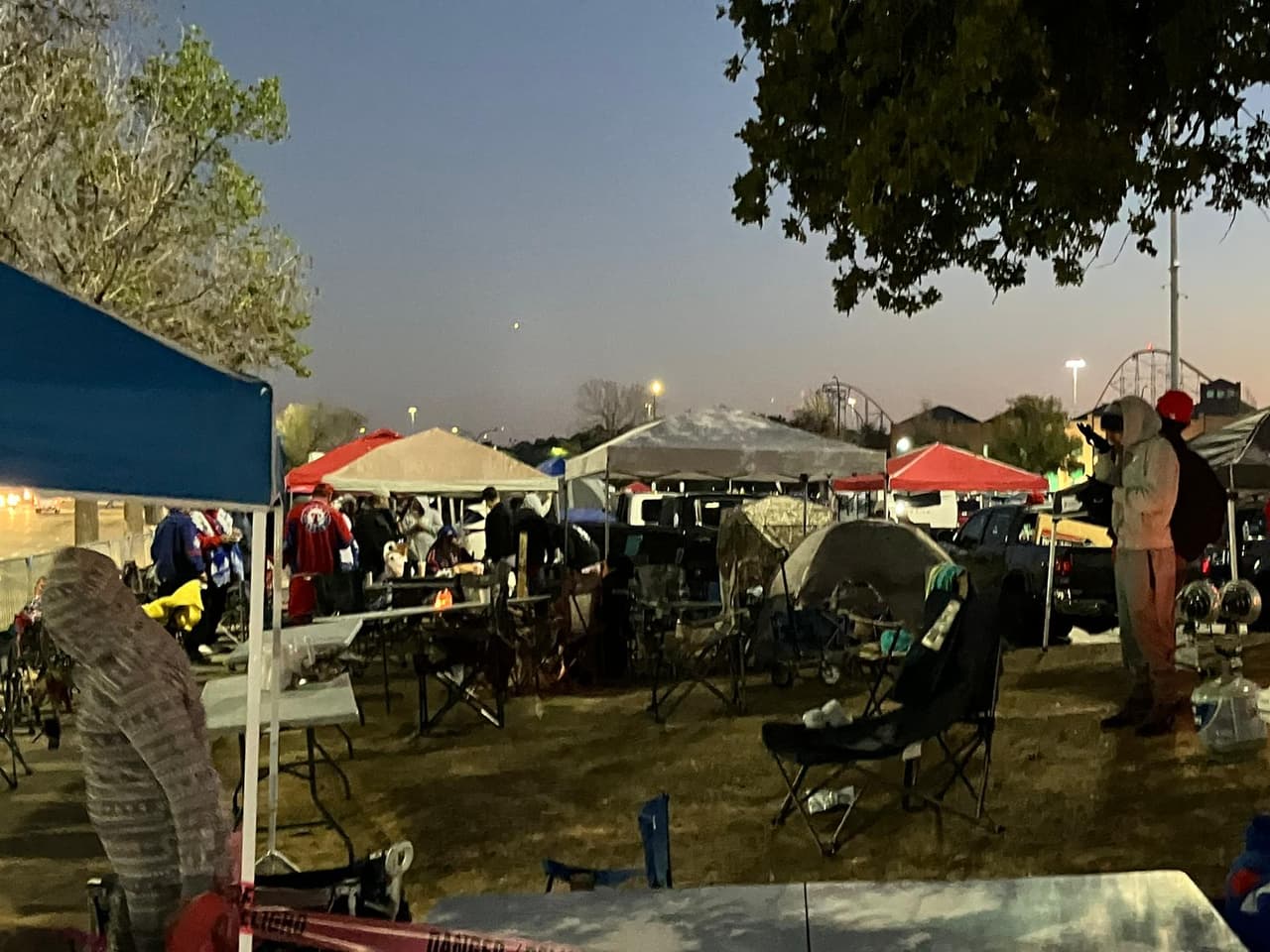 Con varias carpas rodeando el Globe Life Field, así están aficionados de los Texas Rangers a la espera del desfile.