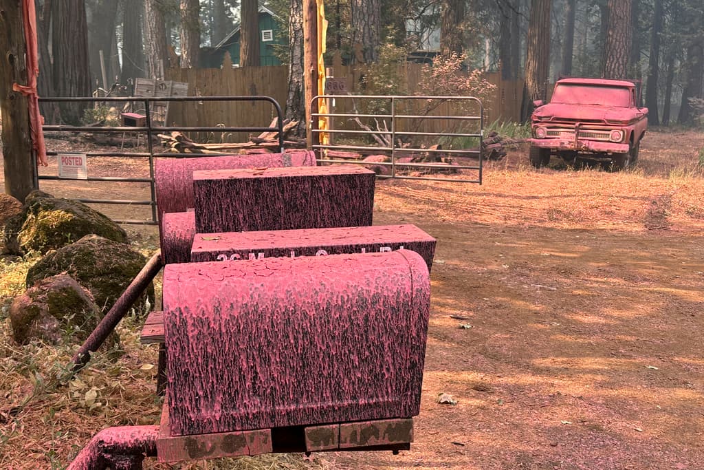 Bañado en líquido retardante quedaron los restos del vecindario de Cohasset, en el condado Butte.