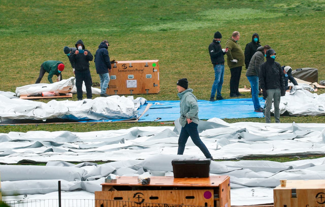 El hospital contará con una unidad de cuidados intensivos especializada en problemas respiratorios y con médicos y enfermeros expertos en enfermedades infecciosas, según dijo al canal local NY1 el jefe de la operación, el doctor Elliott Tenpenny.
<br>