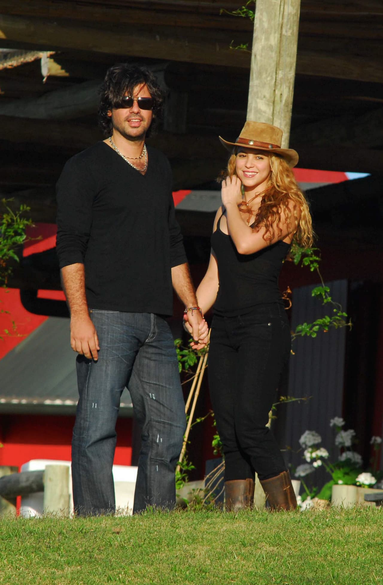 El sitio Vanitatis reportó que De la Rúa comenzó a hablar intimidades de la cantante. Entre las cosas que contó, Antonio reveló que 'Shak' no era feliz porque sufría traumas infantiles y depresiones constantes que le impedían dormir.